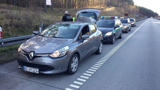 26-latek odpowie za kradzież i posiadanie narkotyków.