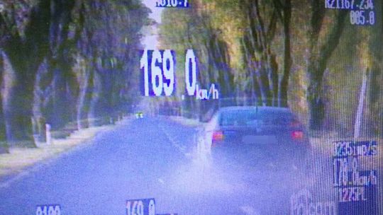 500 zł i 10 pkt karnych, tyle kosztowała młodych kierowców brawurowa jazda.