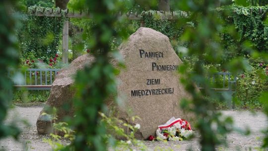 80 lat osadnictwa na Ziemi Międzyrzeckiej – władze miasta oddały hołd pionierom