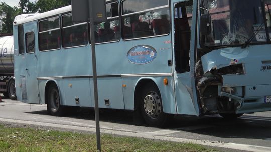 Autobus uderzył w samochód ciężarowy. W autobusie były dzieci.