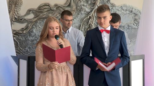 Bal ósmoklasistów ze Szkoły Podstawowej nr 1 w Słubicach Bal ósmoklasistów ze Szkoły Podstawowej nr 1 w Słubicach