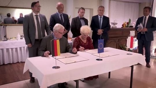 Bal Seniorów oraz podpisanie porozumienia pomiędzy radami seniorów Powiatów Słubickiego oraz Odra-Szprewa Bal Seniorów oraz podpisanie porozumienia pomiędzy radami seniorów Powiatów Słubickiego oraz Odra-Szprewa