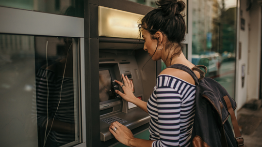 Bankomaty zaskoczą nas nowościami. Mają być bardziej dostępne Bankomaty zaskoczą nas nowościami. Mają być bardziej dostępne