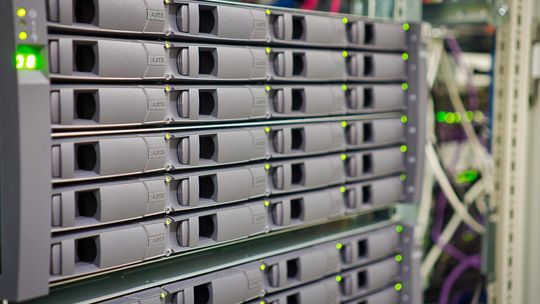 Bezpieczeństwo sprzętu IT a odpowiednia szafa serwerowa