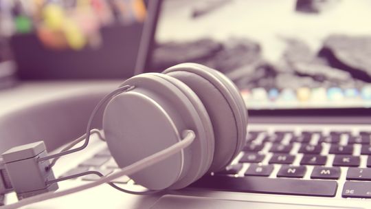 Bezprzewodowe słuchawki – zalety Bezprzewodowe słuchawki – zalety