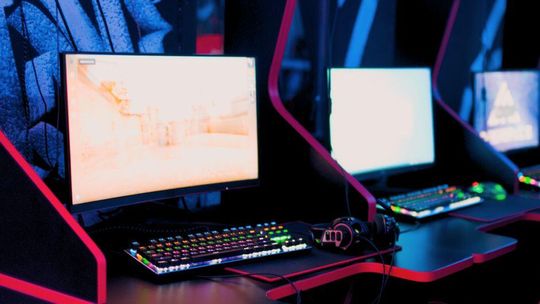 Biurko gamingowe czy zwykłe? Co wybrać do profesjonalnego setupu gracza? Biurko gamingowe czy zwykłe? Co wybrać do profesjonalnego setupu gracza?