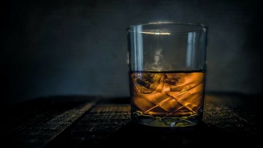 Blended whisky – co warto wiedzieć o tej odmianie whisky?