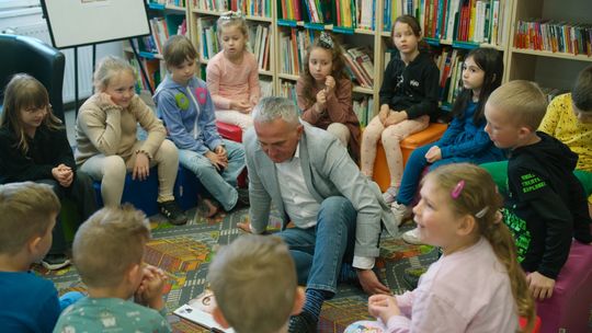 Burmistrz czyta przedszkolakom - bajkowy poranek w świebodzińskiej bibliotece