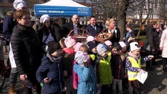 Burmistrzowie Słubic i Frankfurtu częstowali mnóstwem pączków Burmistrzowie Słubic i Frankfurtu częstowali mnóstwem pączków