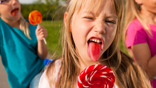 Chce zakazu reklamy słodyczy. Bo szkodzą podobnie jak alkohol