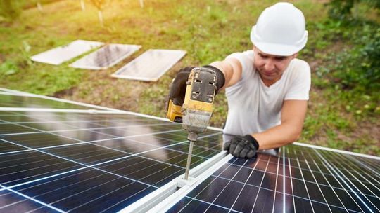 Dlaczego jakość montażu fotowoltaiki ma znaczenie dla firmowych kosztów energii: kluczowe aspekty wpływające na rentowność inwestycji