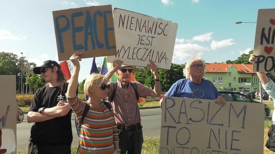 Dwa głosy, jeden temat – protest wokół imigracji w centrum miasta