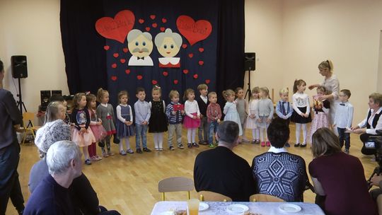 DZIEŃ BABCI I DZIADKA W PRZEDSZKOLU PINOKIO - GRUPA RUMIANKI, STOKROTKI, ŻUCZKI DZIEŃ BABCI I DZIADKA W PRZEDSZKOLU PINOKIO - GRUPA RUMIANKI, STOKROTKI, ŻUCZKI