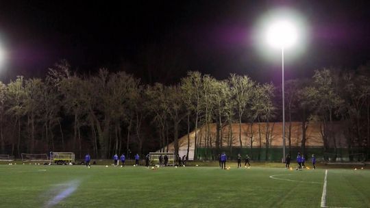 Energooszczędne lampy na boisku SOSiRu ze sztuczną nawierzchnią