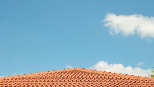 Farba do dachówki – kiedy malowanie dachu ma sens? Farba do dachówki – kiedy malowanie dachu ma sens?