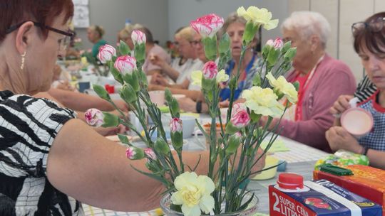 Filiżanki pełne wyobraźni. Kreatywne warsztaty w Klubie Senior+ w Rzepinie