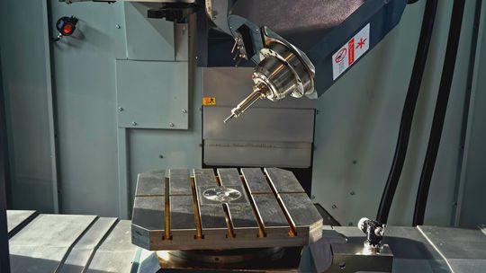 Frezarka pionowa do metalu - kiedy sprawdzi się najlepiej?