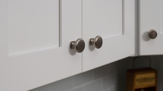 Fronty meblowe do szafek kuchennych: Jak odmienić kuchnię niewielkim kosztem?