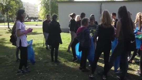 GIMNAZJALIŚCI WYSPRZĄTALI PARK