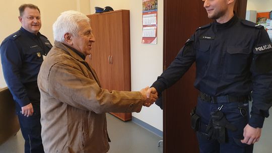 Godna podziwu interwencja policjanta w sprawie życia starszej Pani Godna podziwu interwencja policjanta w sprawie życia starszej Pani