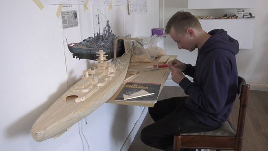 Grzegorz Trzmielewski znowu zaskakuje, czyli parowóz i zegarki zbudowane z zapałek