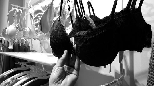 Jak dobrać biustonosz do swojego typu sylwetki? Poradnik dla każdej kobiety