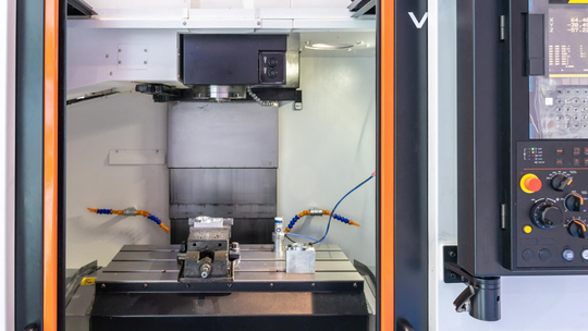 Jak dobrać centrum obróbcze CNC do specyfiki swojej produkcji?