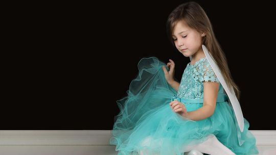 Jak dobrać sukienkę balową dla dziewczynki do okazji?