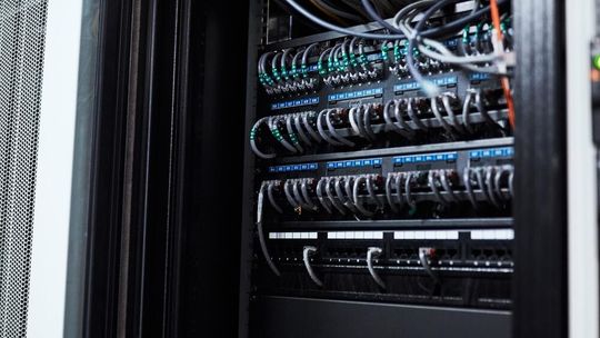 Jak dobrać szafy teleinformatyczne do potrzeb instalacji?