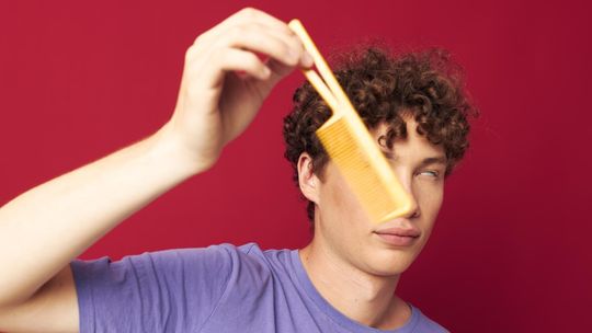 Jak poprawnie nakładać pomadę do włosów, aby uzyskać idealną fryzurę?