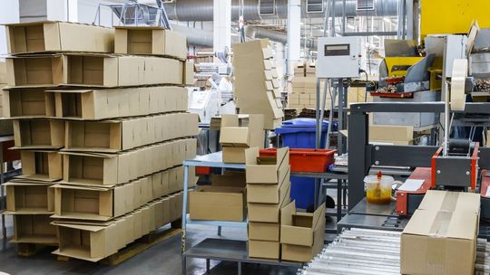 Jak przebiega proces przepakowywania towarów w magazynie?