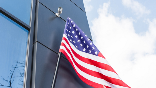 Jak właściwie zamontować uchwyt na flagę?