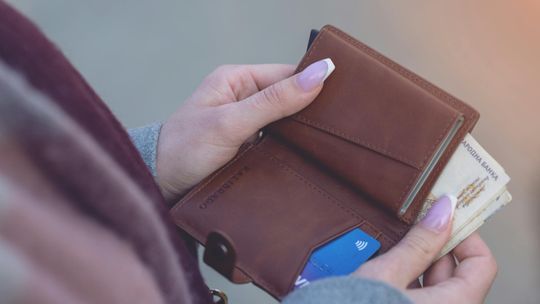 Jaki portfel damski wybrać – praktyczne wskazówki dla kobiet