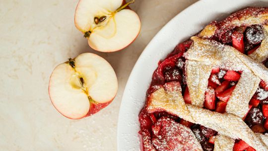 Jakie ciasta z jabłkami wybrać na wiosenne przyjęcia?