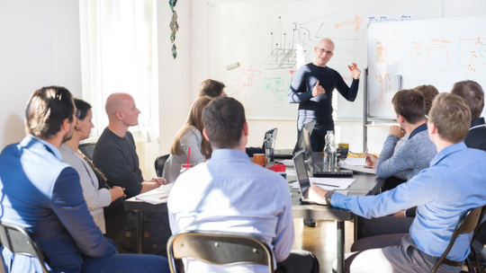 Jakie są korzyści ze szkoleń managerskich dla firm?