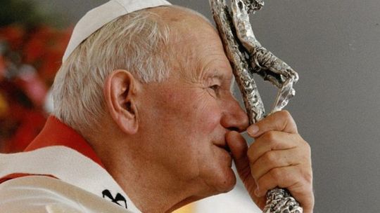 Jan Paweł II autorytetem dla młodych? Odpowiadają w sondażu