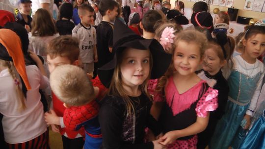 JARZĘBINKA W KARNAWAŁOWYM KLIMACIE JARZĘBINKA W KARNAWAŁOWYM KLIMACIE