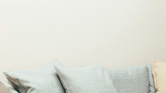 Kanapy na nóżkach – elegancja i funkcjonalność w jednym meblu Kanapy na nóżkach – elegancja i funkcjonalność w jednym meblu