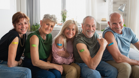 Karty szczepień pod lupą sanepidu. Nie jest z nami tak źle