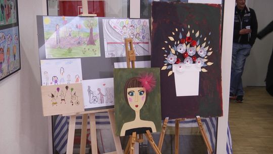 ''Każdy inny - wszyscy równi '' wystawa prac w konkursie plastycznym.