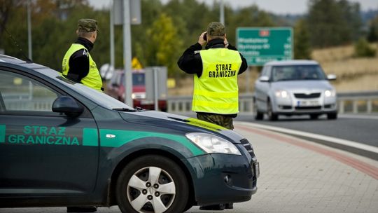 Kierowca bez uprawnień i dokumentów, z amfetaminą kierował kradzionym autem! 