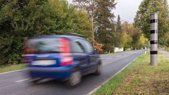 Kierowcy oszukują fotoradary „na liścia”! To nowy trik