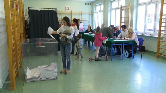 Kilka ujęć z lokali wyborczych i kilka powyborczych opinii