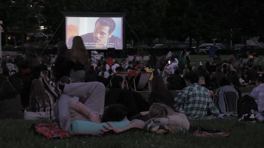 Kino pod Chmurką na Campusie B – filmowy wieczór pełen klimatu