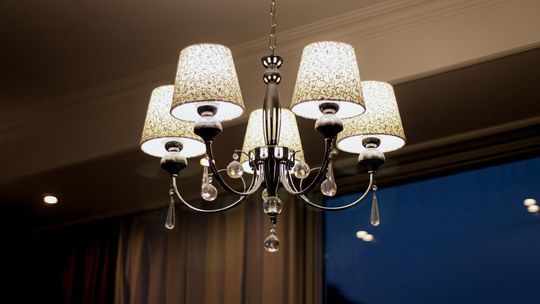 Klasyczny żyrandol do salonu – elegancja i ponadczasowy styl Klasyczny żyrandol do salonu – elegancja i ponadczasowy styl