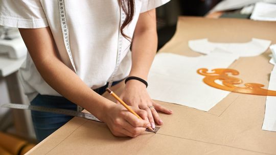 Kluczowe umiejętności w projektowaniu ubrań - co powinien opanować przyszły projektant?