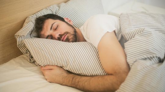 Kołdra obciążeniowa dla dorosłych – czy poprawia jakość snu i samopoczucia?
