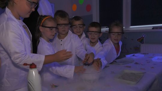 Kolorowy dzień w Fun Factory. Dzieci uczyły się przez ruch, zabawę i warsztaty