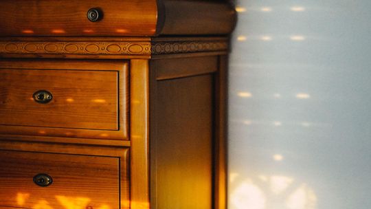 Komody włoskie do salonu – jak wybrać mebel, który połączy elegancję z funkcjonalnością?