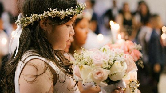 Komunia dzieli Polaków. Luksusowe przyjęcia kontra powrót do skromności Komunia dzieli Polaków. Luksusowe przyjęcia kontra powrót do skromności